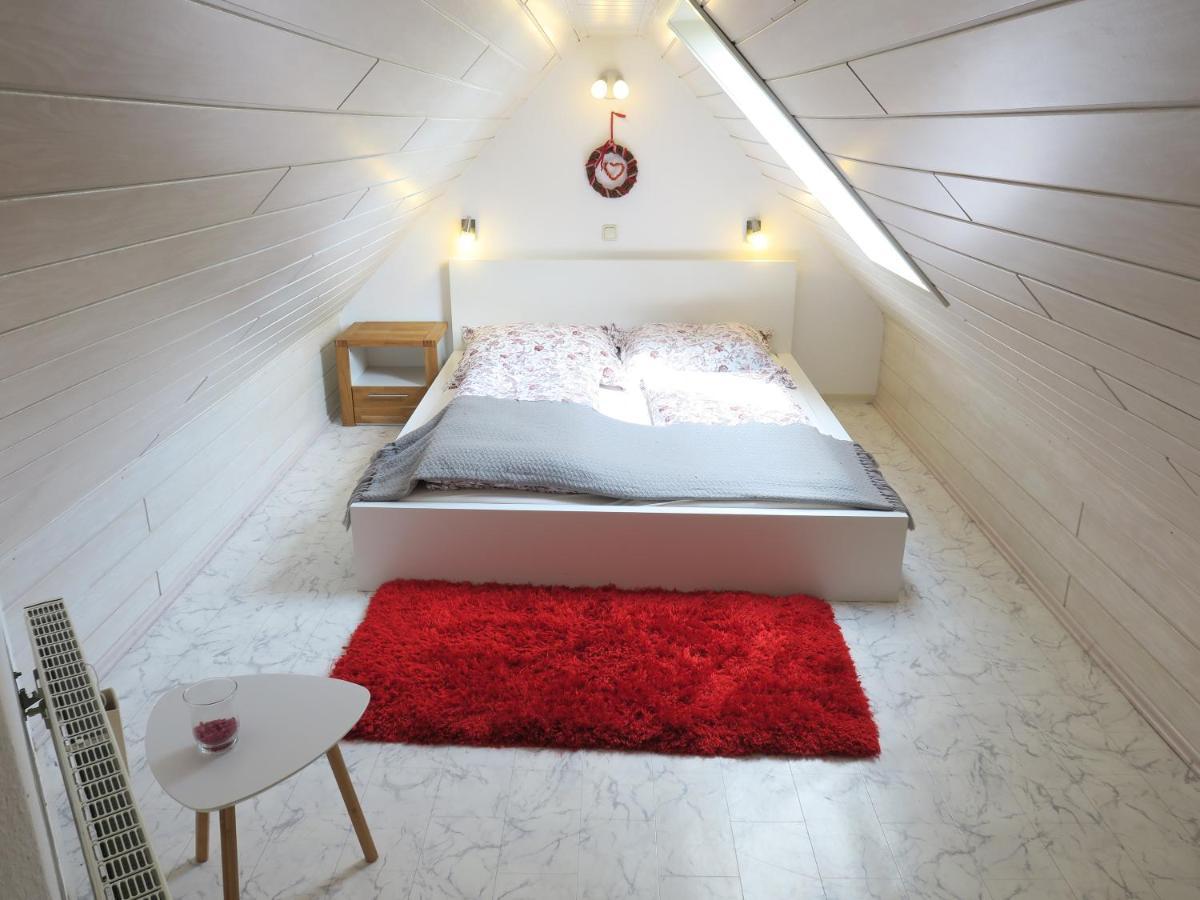 Schone Dachgeschosswohnung In Villa Mit Zentrumsnaher Lage Schleiz Εξωτερικό φωτογραφία